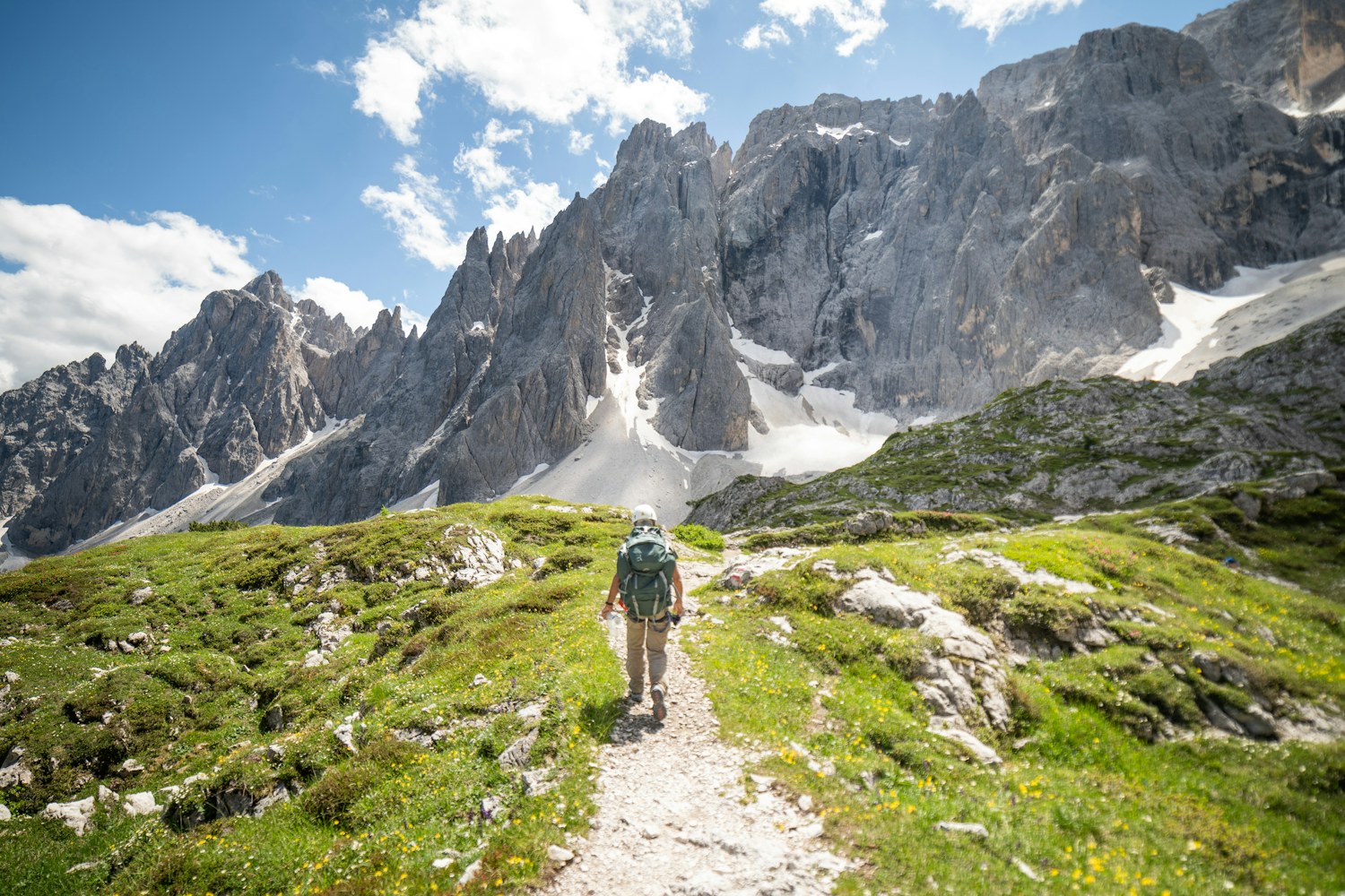 Escursionista su un sentiero delle Dolomiti