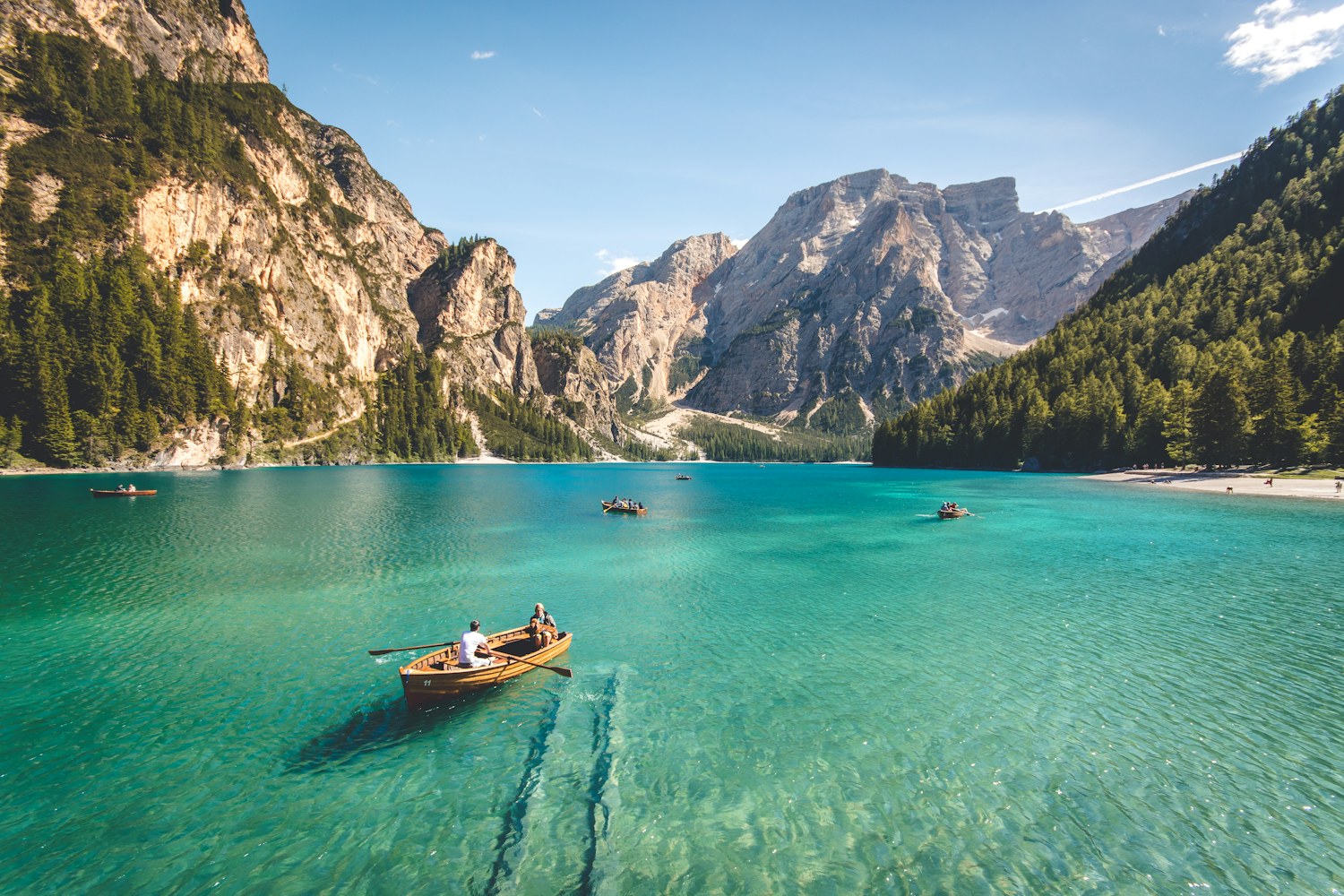 Lago alpino circondato dalle montagne